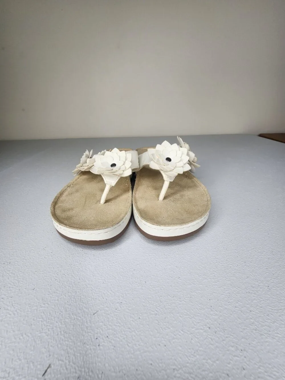 Cliffs by White Mountain Floral detail Thong Sandals Hot Spot White 8.5